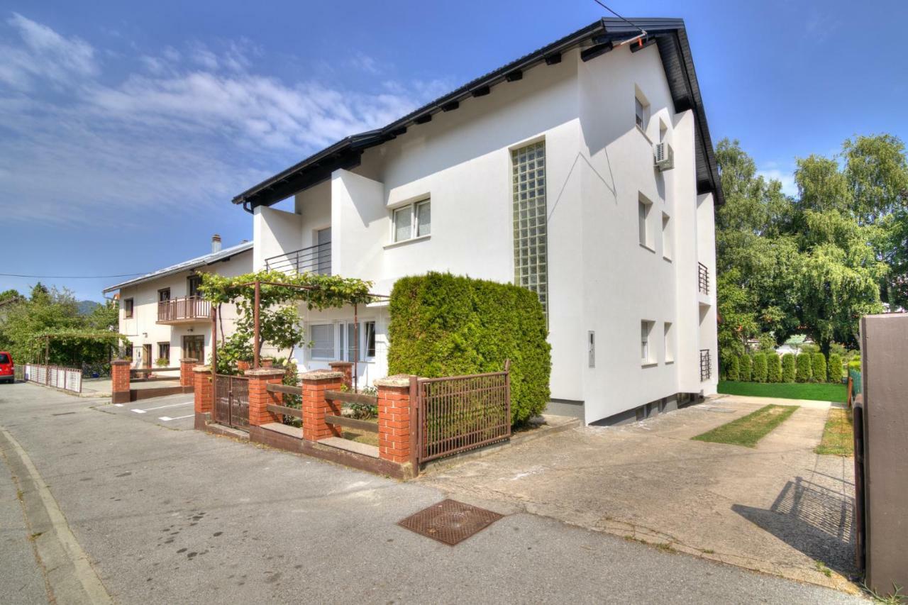 House Smolcic Apartment Otočac Екстериор снимка